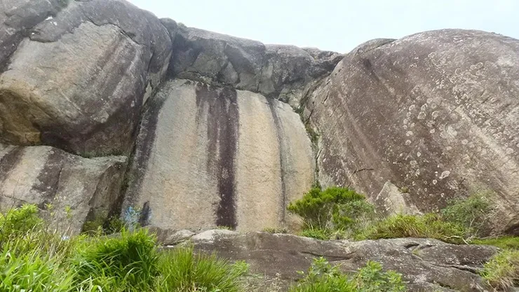 Pedra da Gávea hypothetical tomb door
